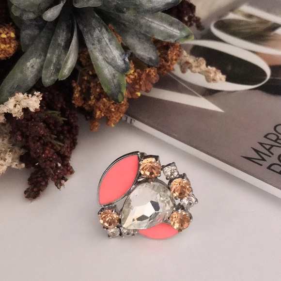 KATE SPADE • Frosty Floral Crystal Cluster Ring - Picture 8 of 8